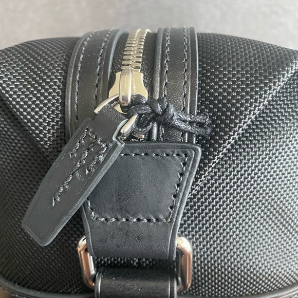 NWT Tumi toiletry kit - Picture 4 of 6